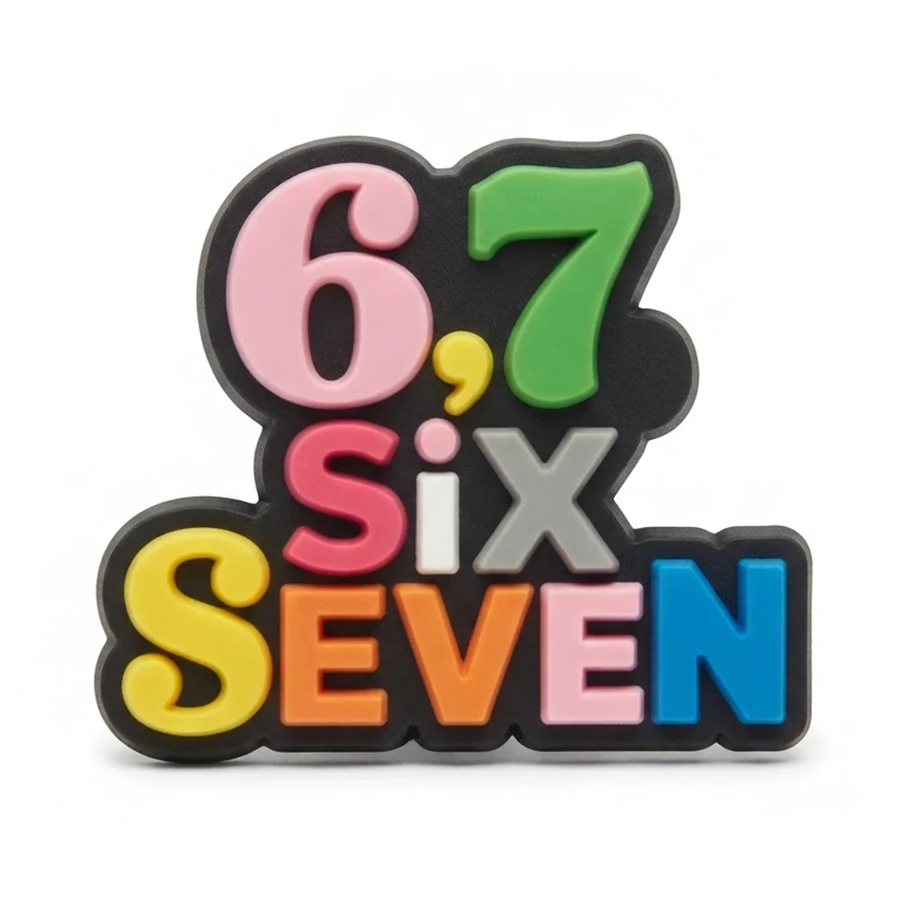 Jibbitz 6,7 Six Seven en lettres multicolores empilées avec contour noir, PVC souple