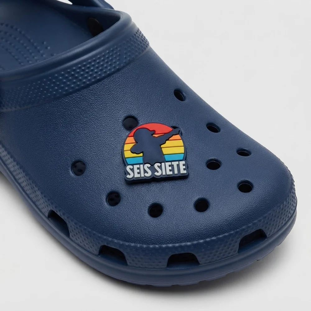Jibbitz Seis Siete coucher de soleil rétro porté sur une Crocs