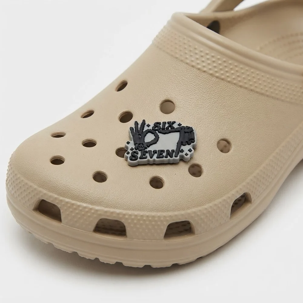 Charm main squelette Six Seven noir et blanc porté sur une Crocs