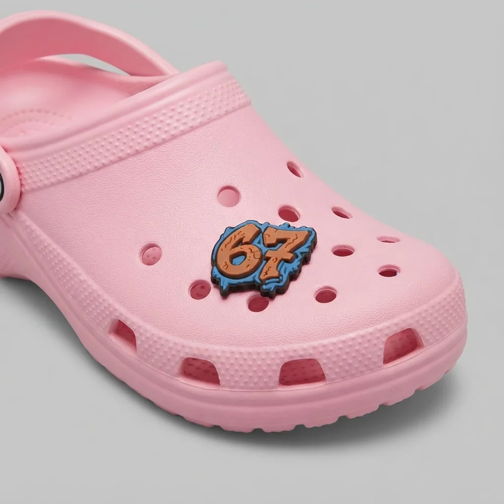 Jibbitz 67 graffiti marron et bleu clipsé sur une Crocs