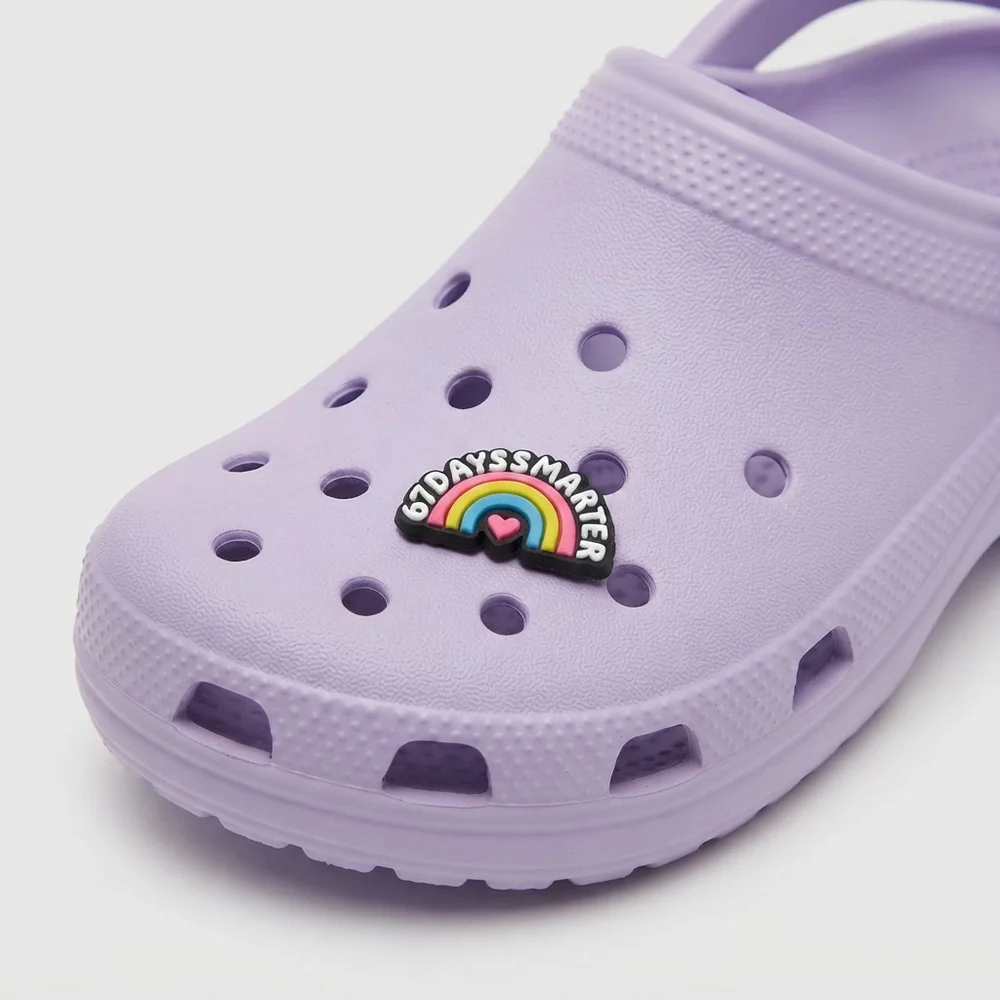 Charm arc-en-ciel 67 Days Smarter clipsé sur une Crocs