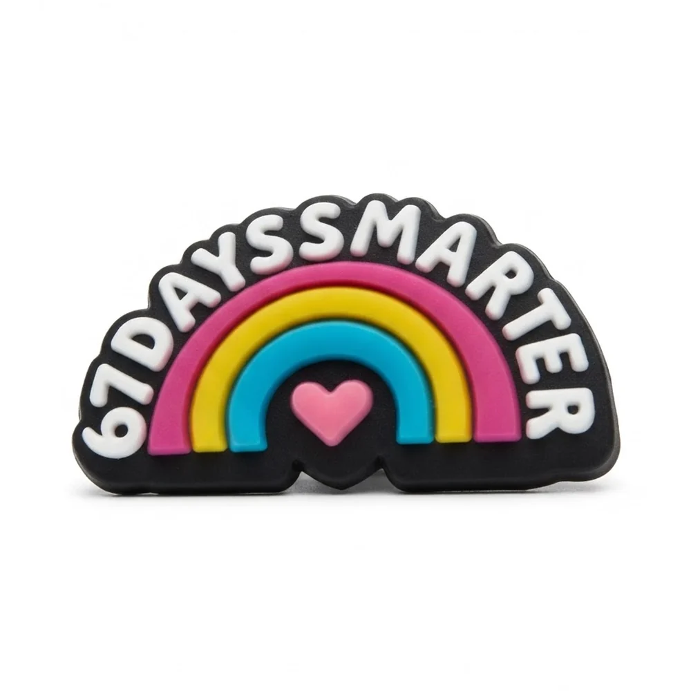 Jibbitz 67DaysSmarter : arc-en-ciel rose, jaune et bleu avec cœur rose sous un lettrage blanc