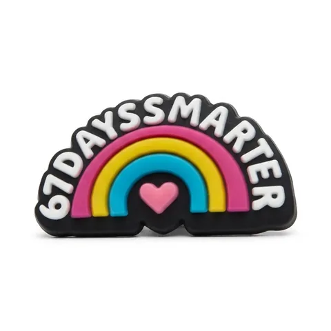 Jibbitz 67DaysSmarter : arc-en-ciel rose, jaune et bleu avec cœur rose sous un lettrage blanc