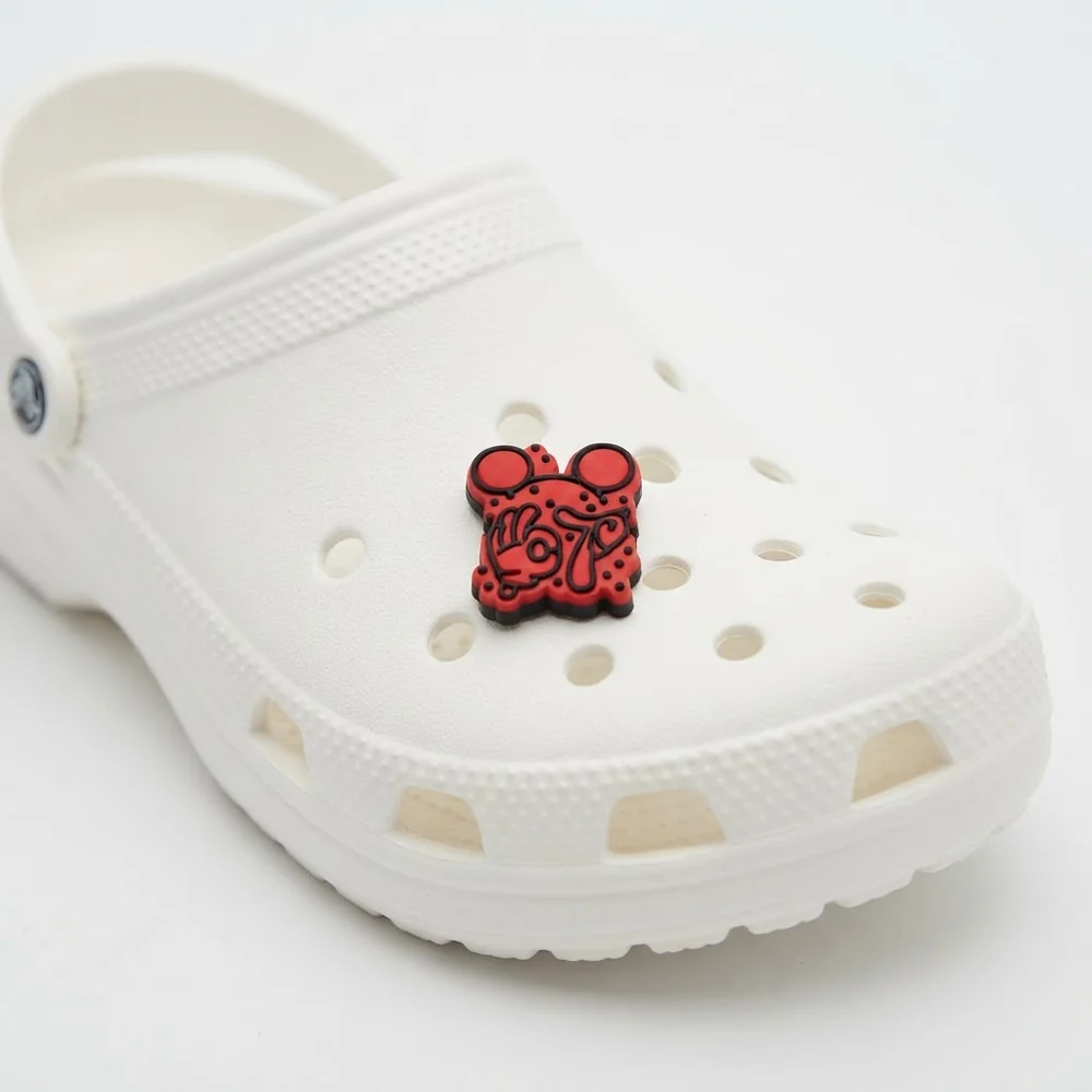 Jibbitz 67 rouge à oreilles rondes porté sur une Crocs