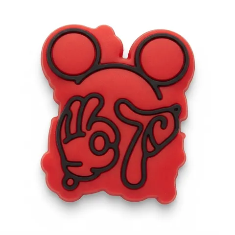 Jibbitz 67 rouge en forme de tête à oreilles rondes avec main signe OK dessinée en noir