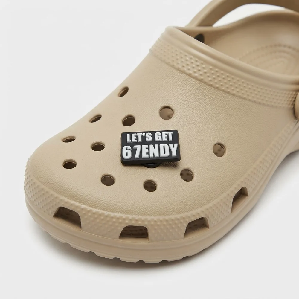 Plaque Let's Get 67endy noire et blanche clipsée sur une Crocs
