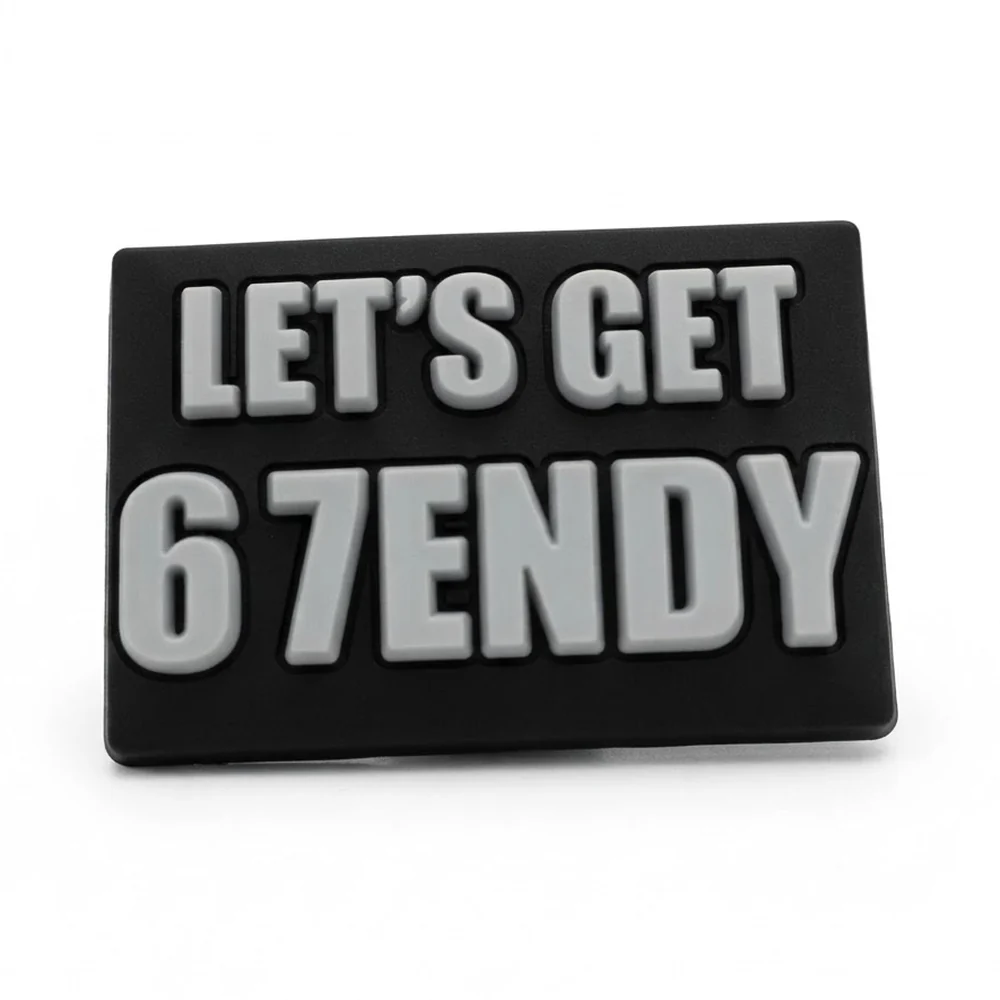 Jibbitz plaque noire rectangulaire avec lettrage blanc Let's Get 67endy
