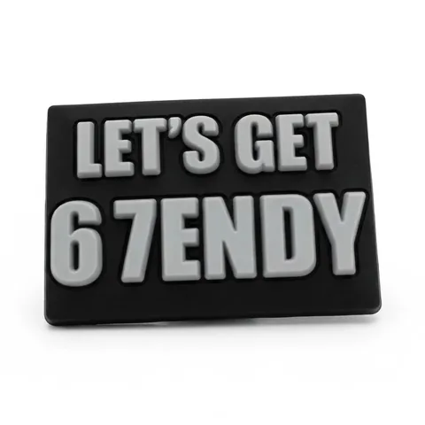 Jibbitz plaque noire rectangulaire avec lettrage blanc Let's Get 67endy