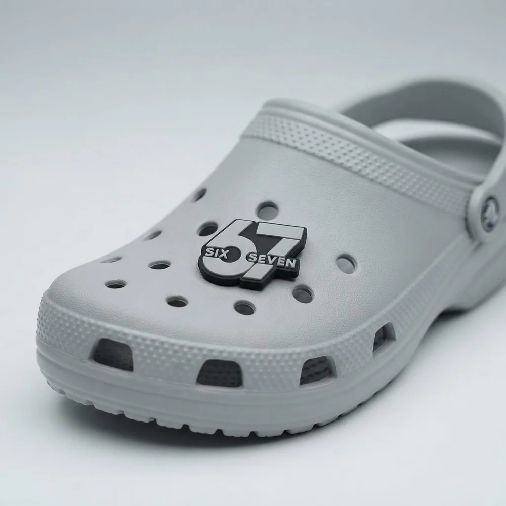 Jibbitz gros bloc 67 gris clipsé sur une Crocs