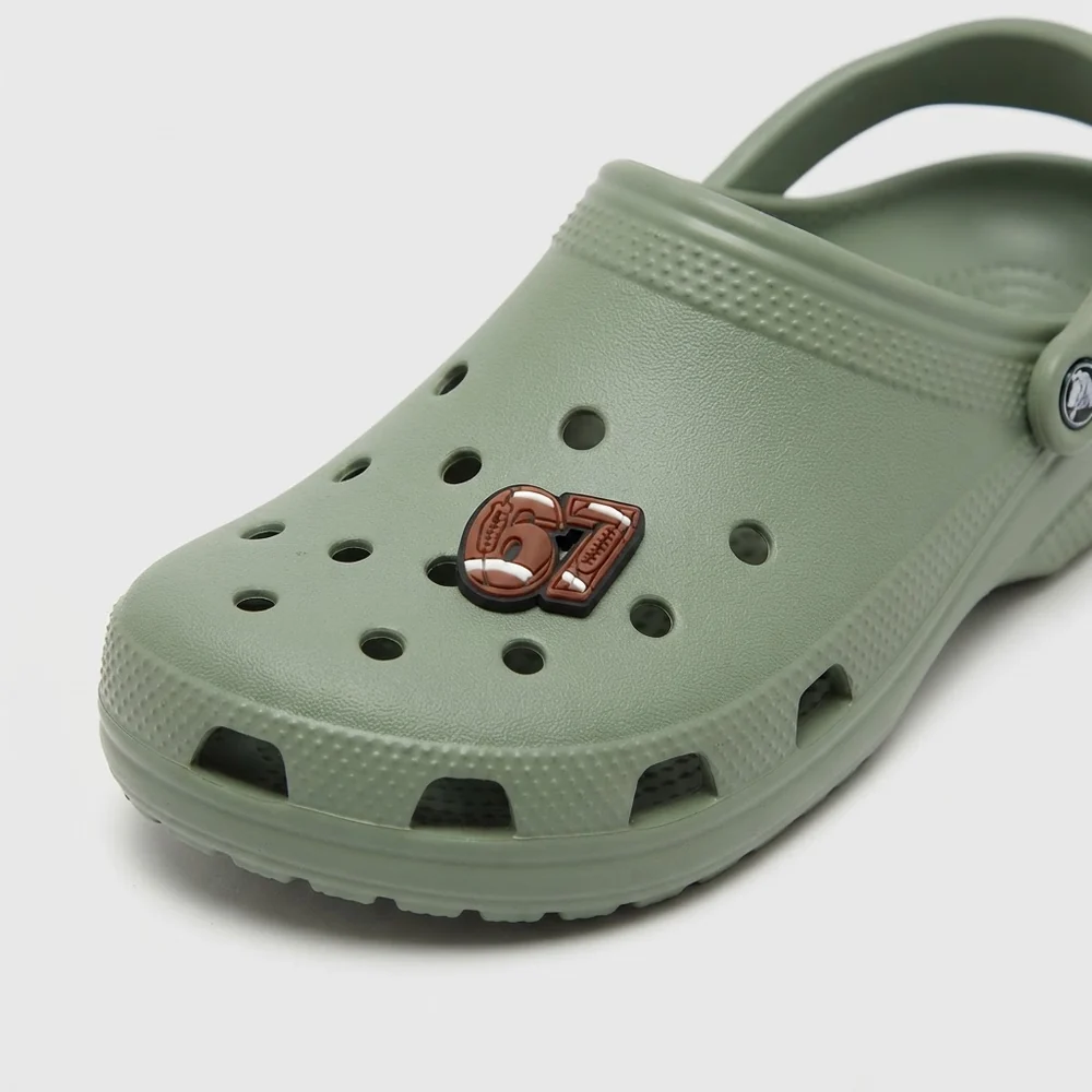 Jibbitz 67 ballon de football américain marron clipsé sur une Crocs