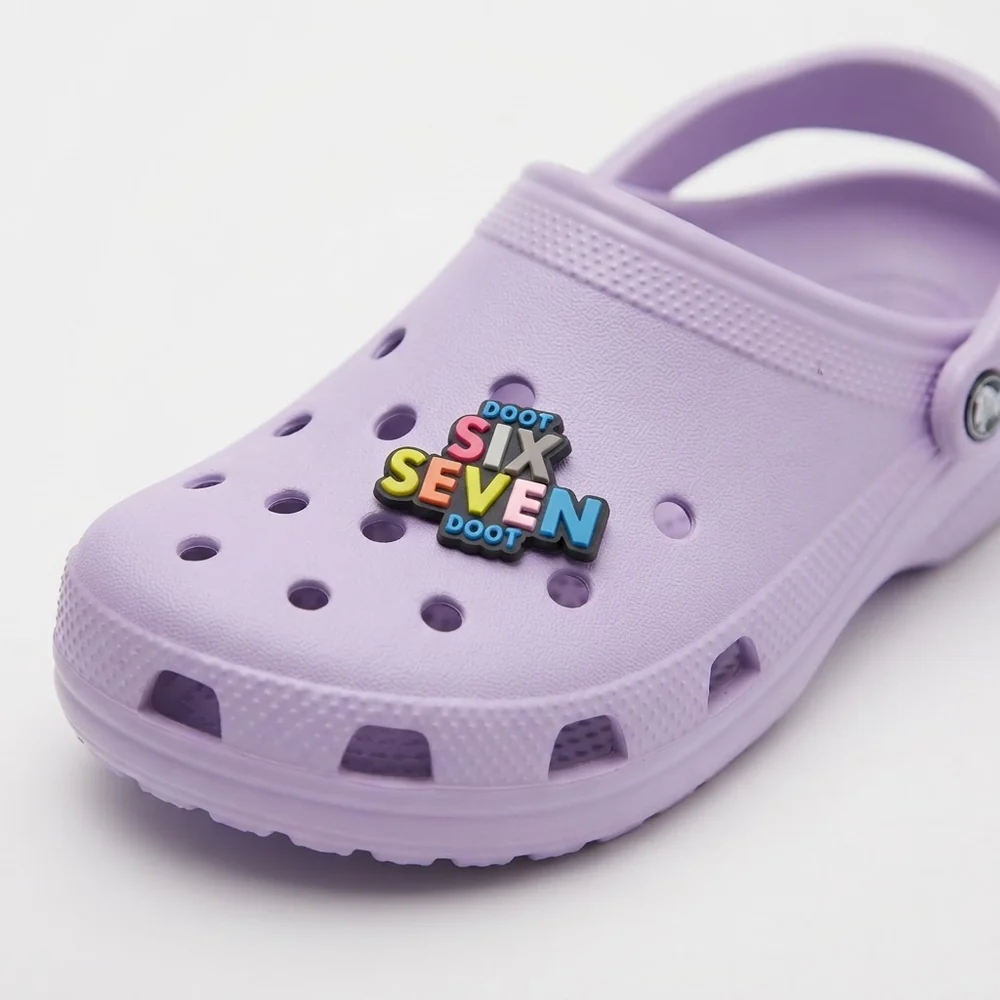 Charm Doot Six Seven Doot multicolore clipsé sur une Crocs