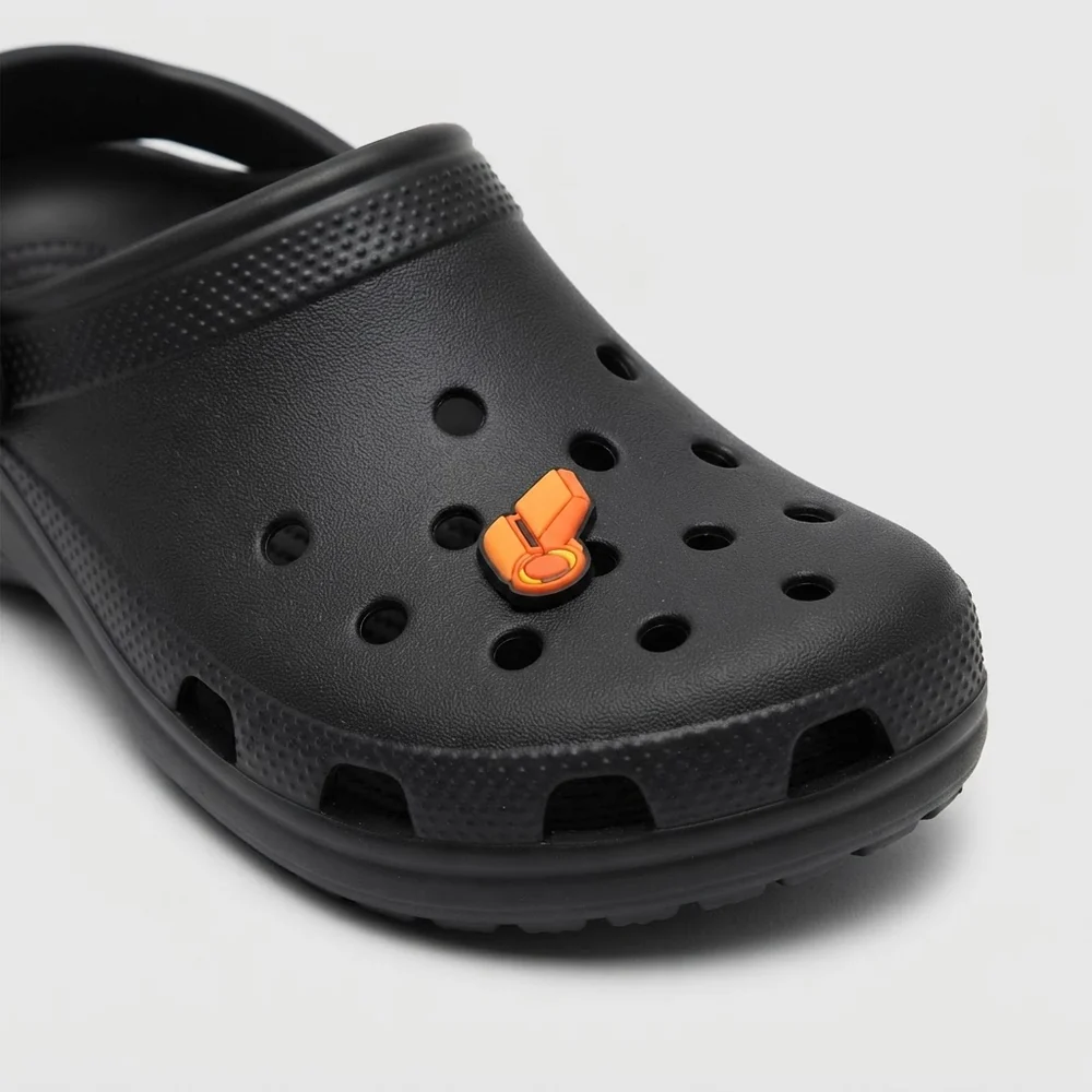 Jibbitz sifflet d'arbitre orange porté sur une Crocs