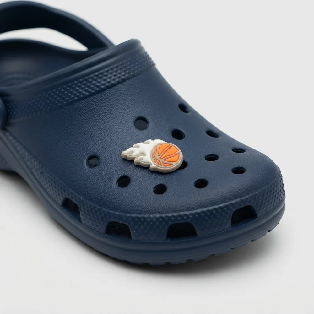 Jibbitz ballon de basket aux flammes blanches clipsé sur une Crocs
