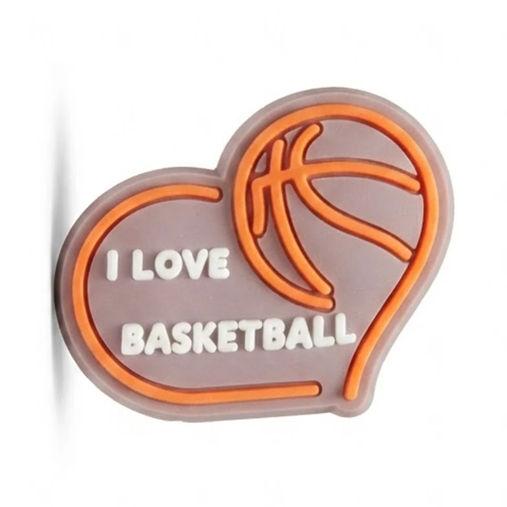 Jibbitz cœur gris à contour orange avec ballon de basket et texte I love basketball
