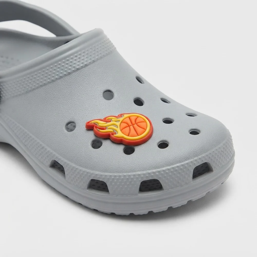 Jibbitz ballon de basket en feu clipsé sur une Crocs