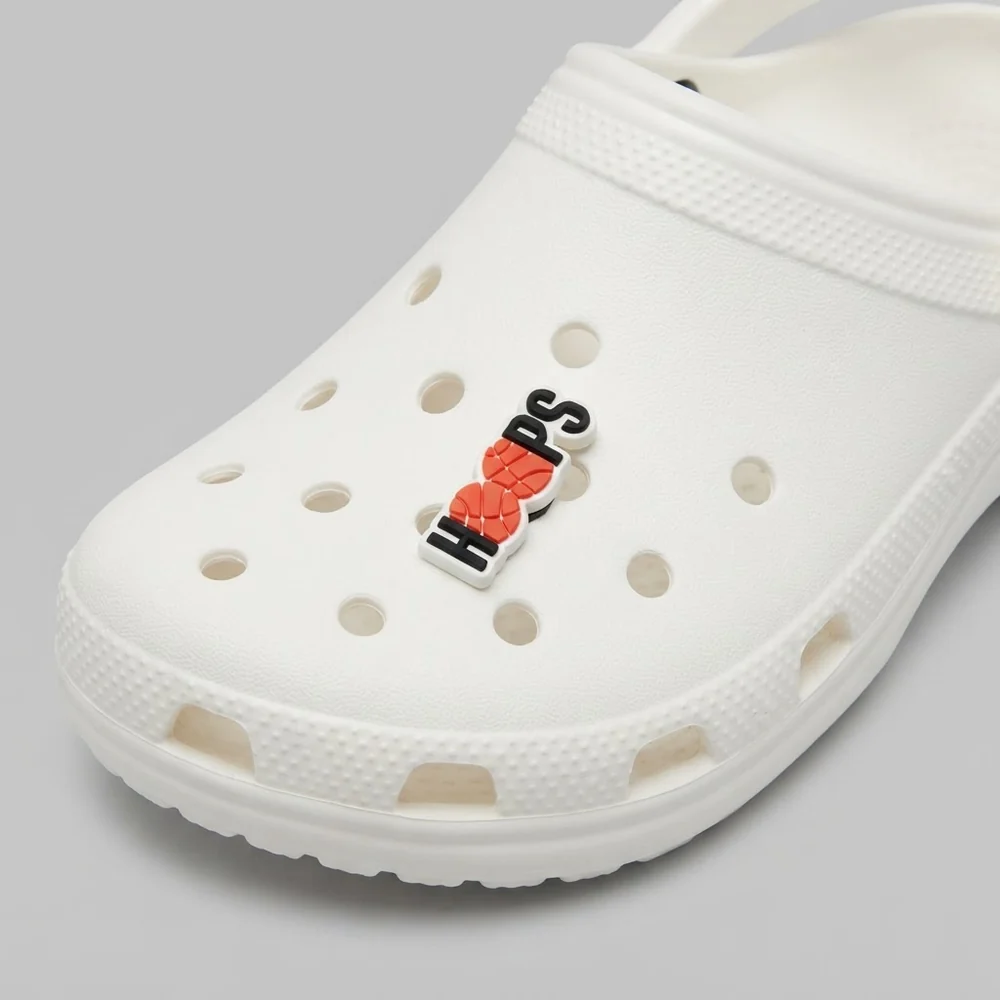 Jibbitz HOOPS noir et orange porté sur une Crocs