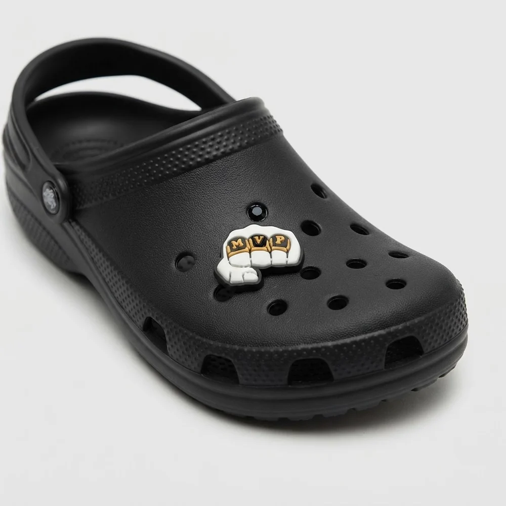 Jibbitz poing MVP fluo clipsé sur une Crocs