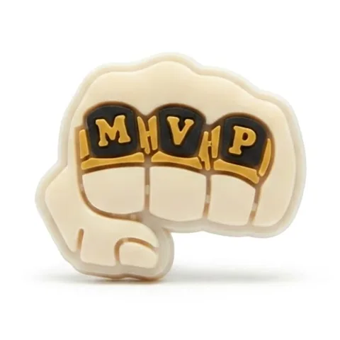 Jibbitz poing crème fluo avec trois bagues dorées formant les lettres MVP