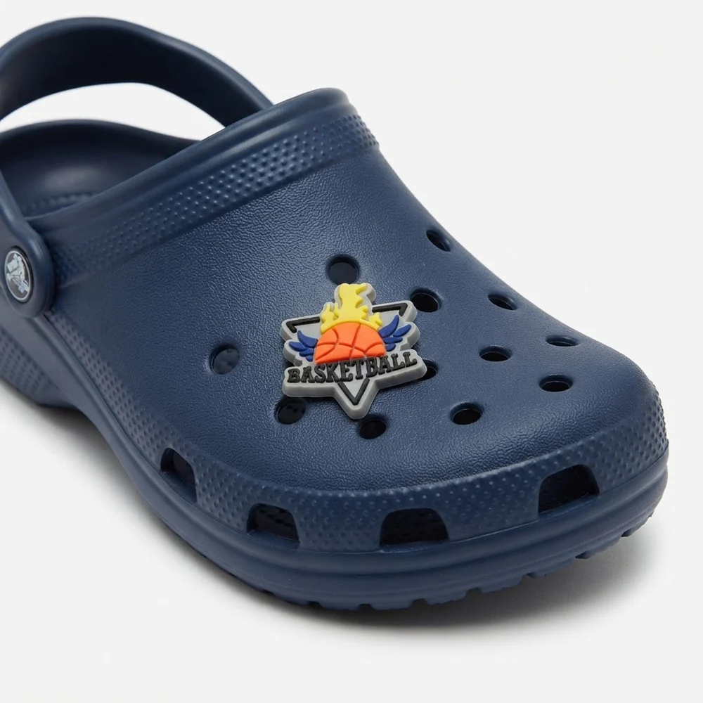 Écusson basket ailé fluo porté sur une Crocs