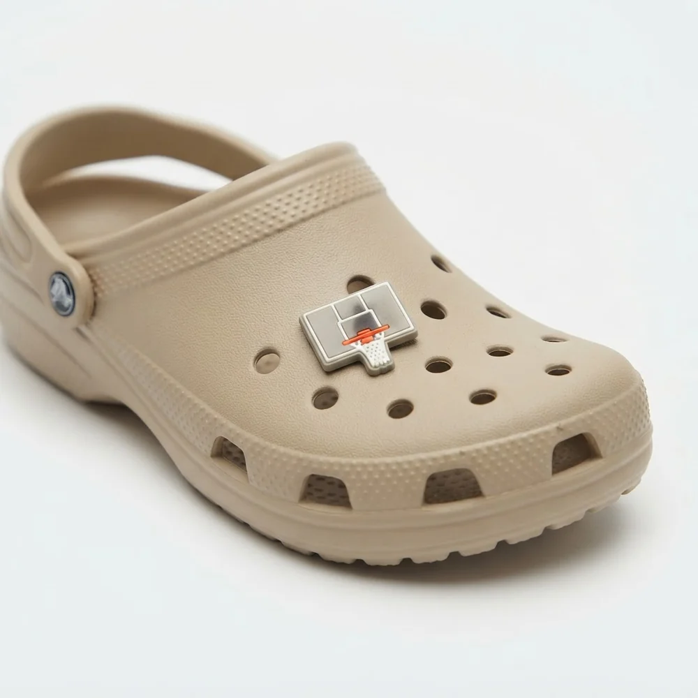 Jibbitz panneau de basket fluo clipsé sur une Crocs
