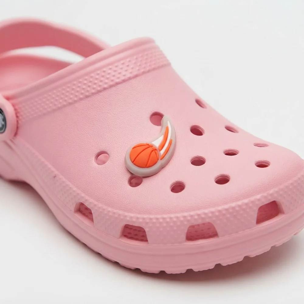 Ballon de basket comète fluo clipsé sur une Crocs