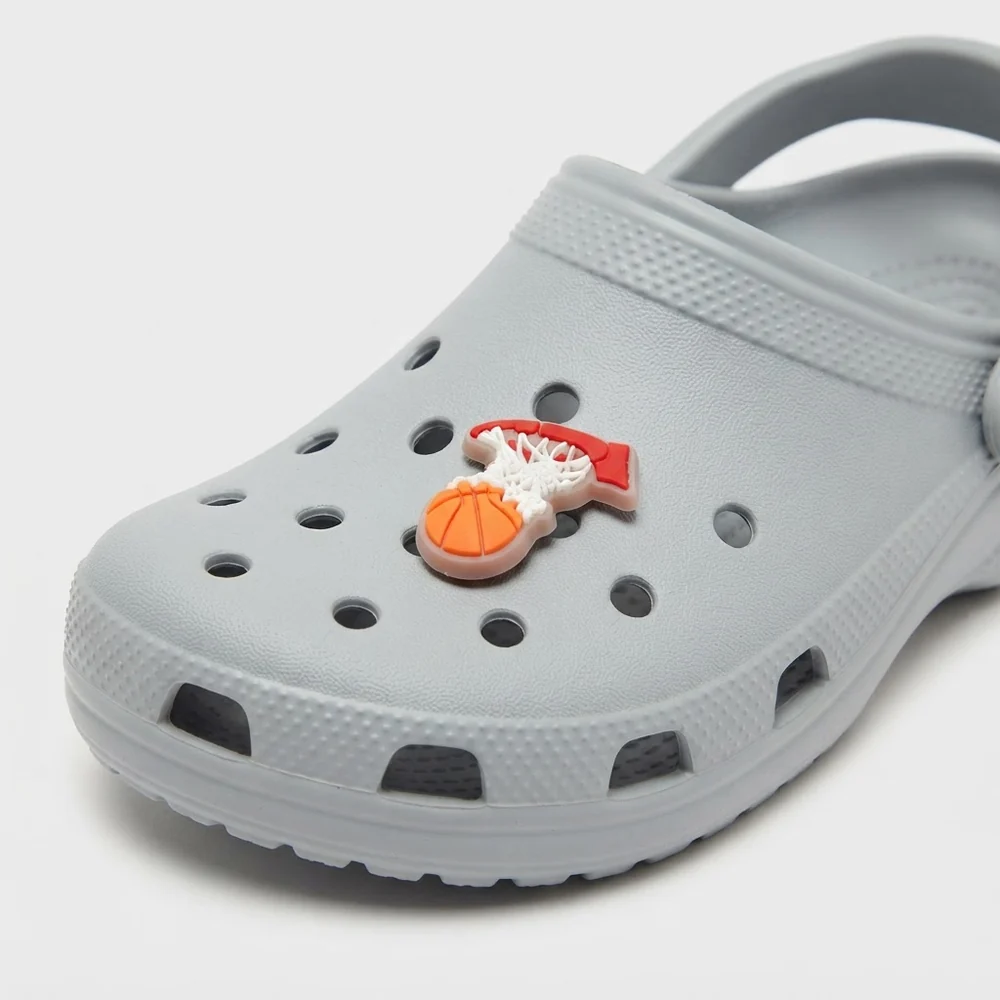 Jibbitz ballon dans le filet fluo porté sur une Crocs