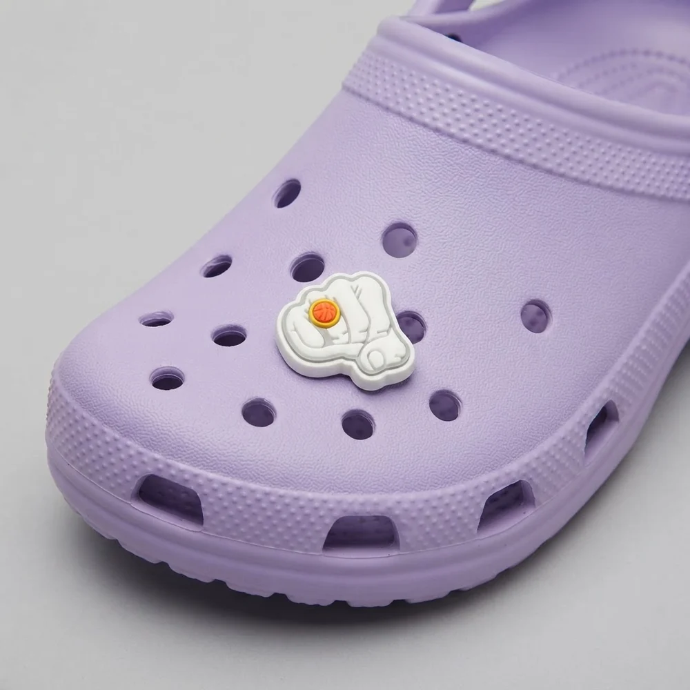 Poing bague ballon de basket fluo clipsé sur une Crocs