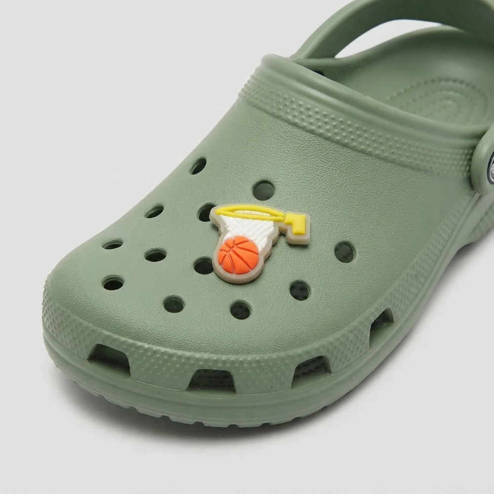 Jibbitz panier jaune fluo clipsé sur une Crocs