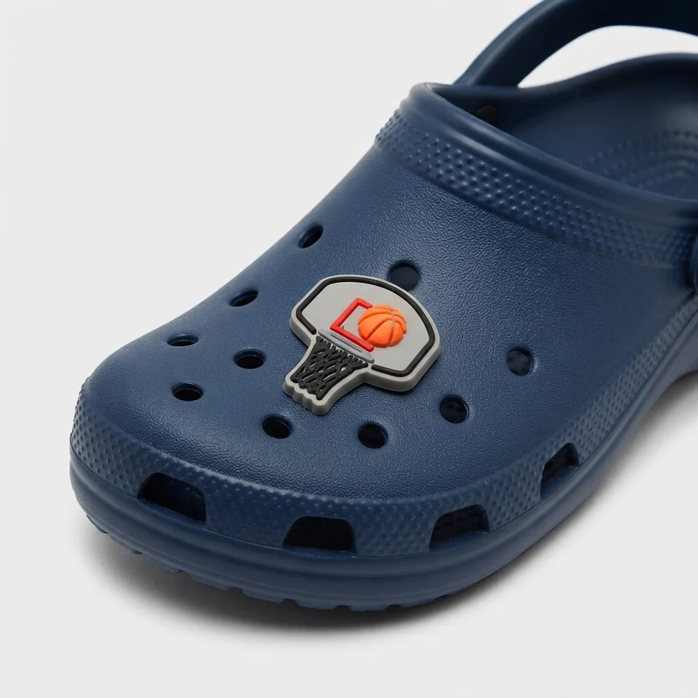 Panneau de basket au filet noir fluo porté sur une Crocs