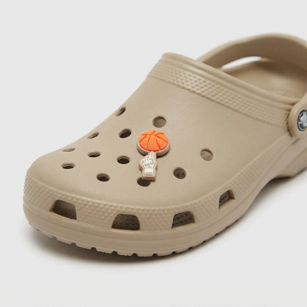 Jibbitz ballon qui tourne sur le doigt, version fluo, clipsé sur une Crocs