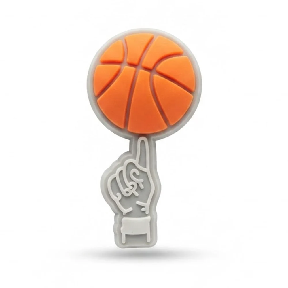 Jibbitz main blanche fluo faisant tourner un ballon de basket orange sur l'index