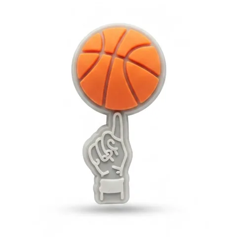 Jibbitz main blanche fluo faisant tourner un ballon de basket orange sur l'index