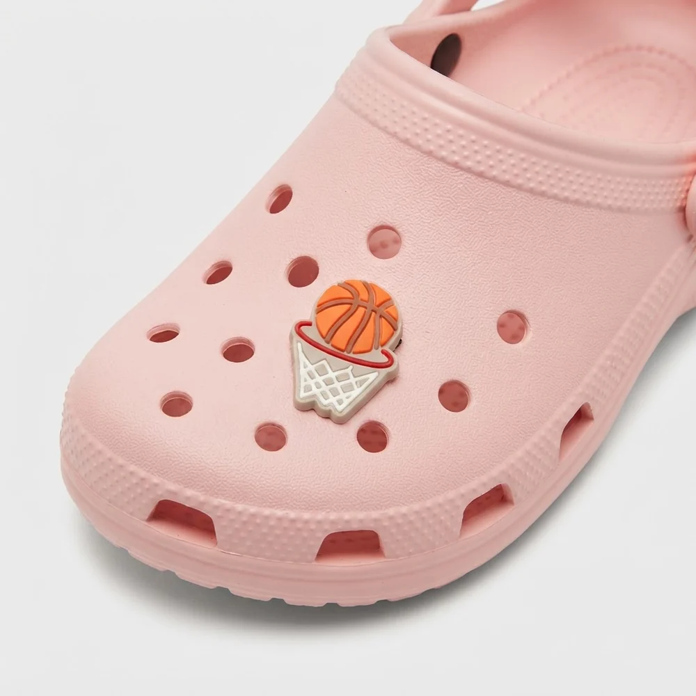 Ballon sur le cercle de basket fluo clipsé sur une Crocs