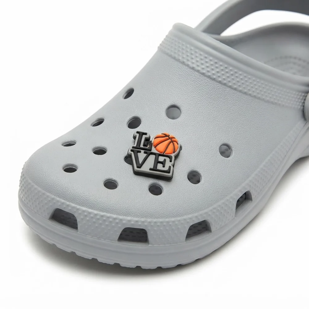 Jibbitz LOVE basket empilé fluo clipsé sur une Crocs