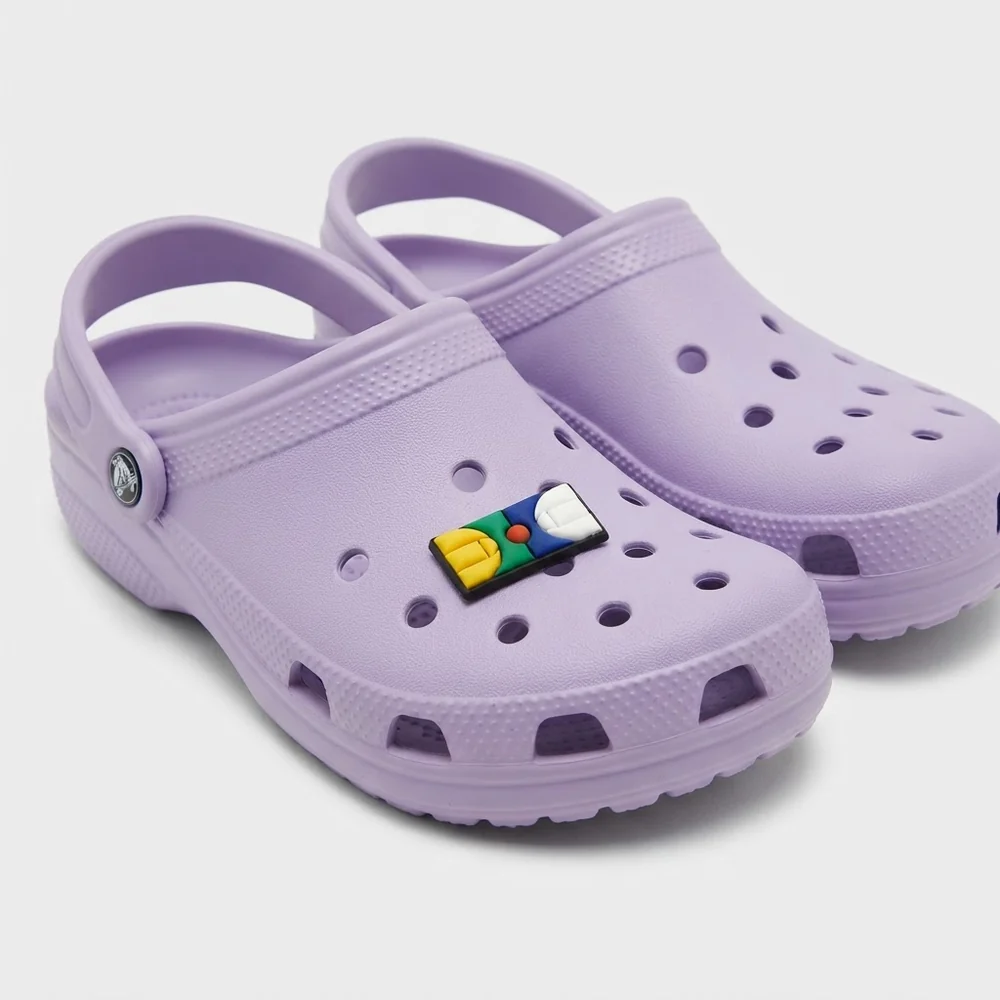 Jibbitz terrain de basket rectangulaire clipsé sur une Crocs