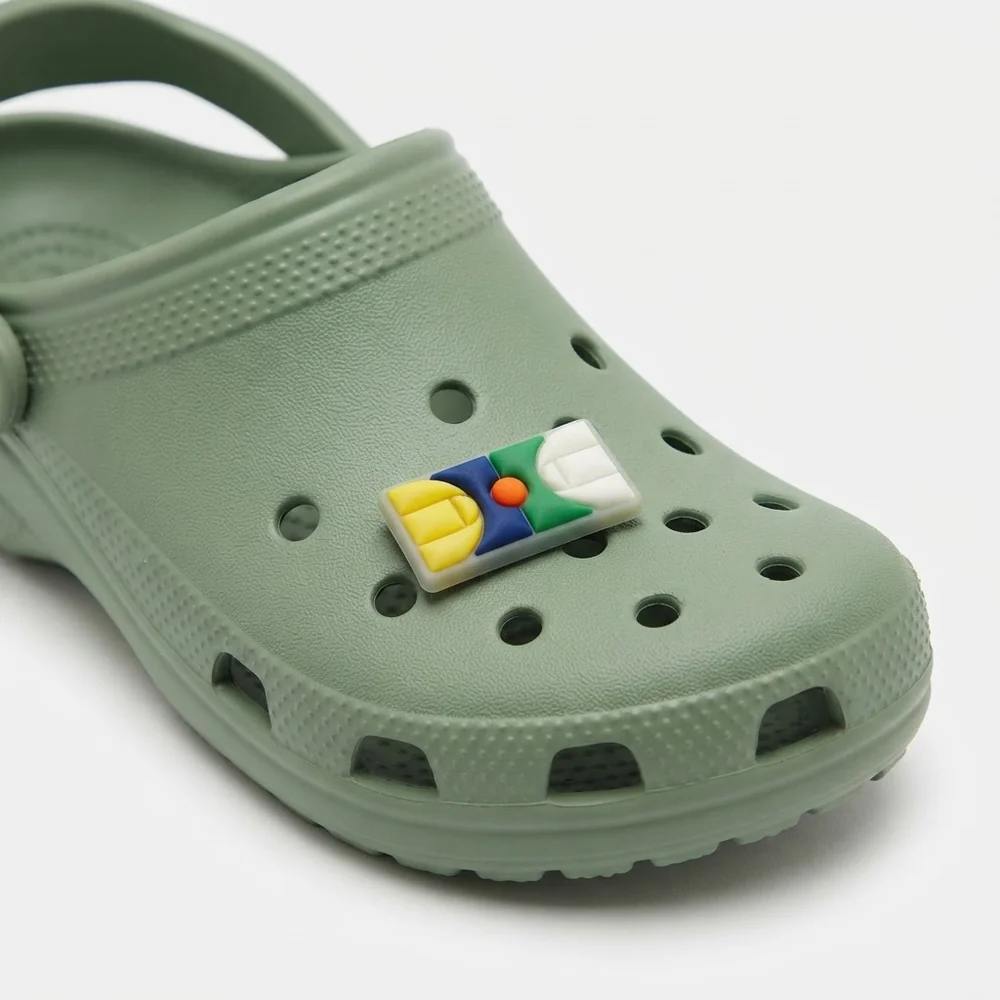 Jibbitz terrain de basket fluo porté sur une Crocs