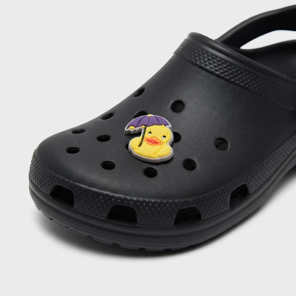 Jibbitz canard au parapluie violet fluo clipsé sur une Crocs