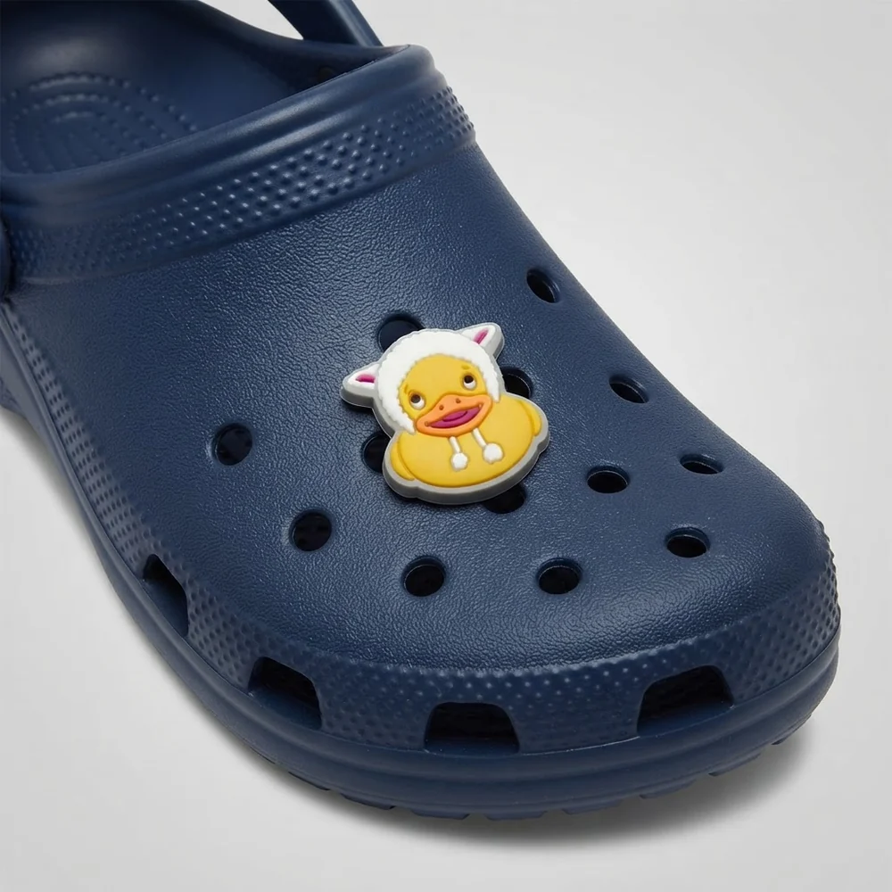 Charm canard en bonnet mouton fluo porté sur une Crocs