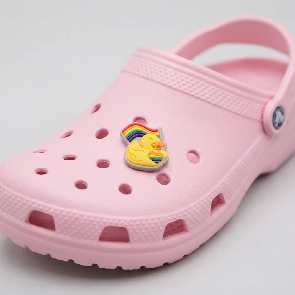 Charm canard au drapeau arc-en-ciel fluo porté sur une Crocs