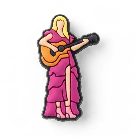 Jibbitz chanteuse pop blonde en robe fuchsia à volants jouant de la guitare acoustique