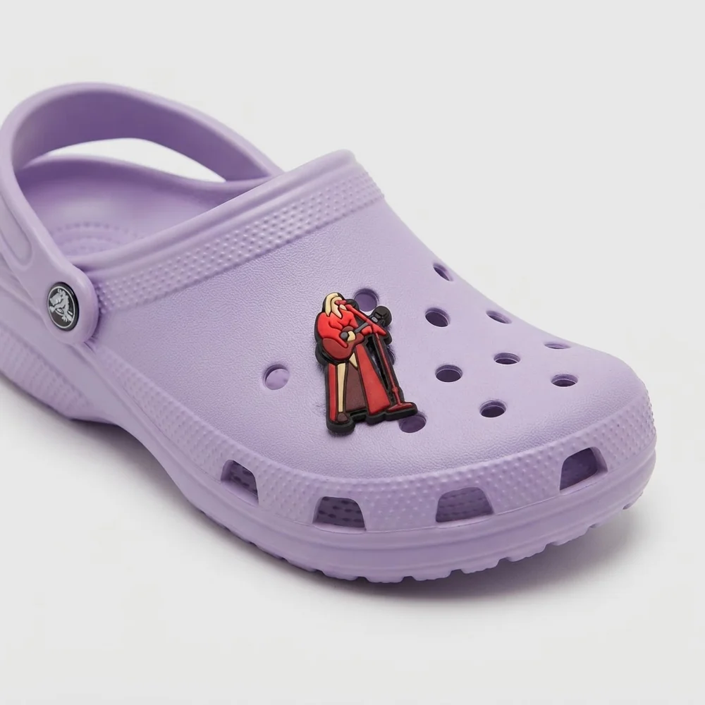 Charm chanteuse en rouge avec guitare et micro, porté sur une Crocs