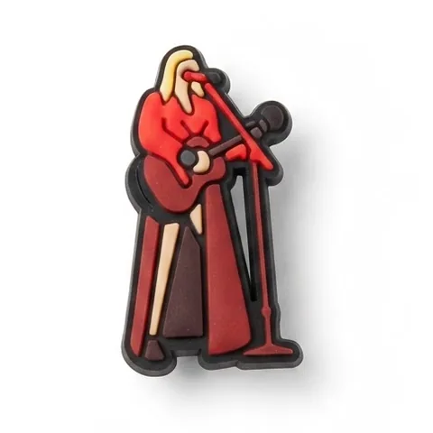 Jibbitz chanteuse en robe rouge jouant de la guitare devant un pied de micro