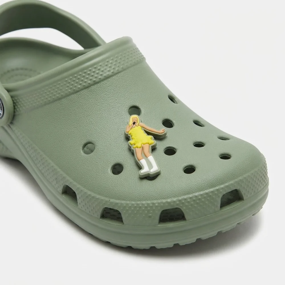 Jibbitz chanteuse robe jaune fluo clipsé sur une Crocs