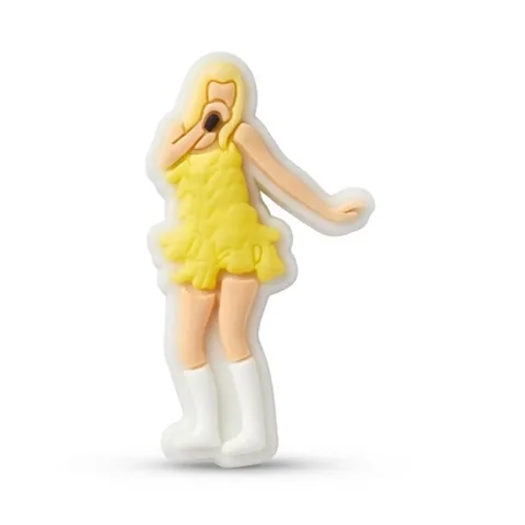 Jibbitz chanteuse version fluo en mini-robe jaune et bottes blanches, micro à la main