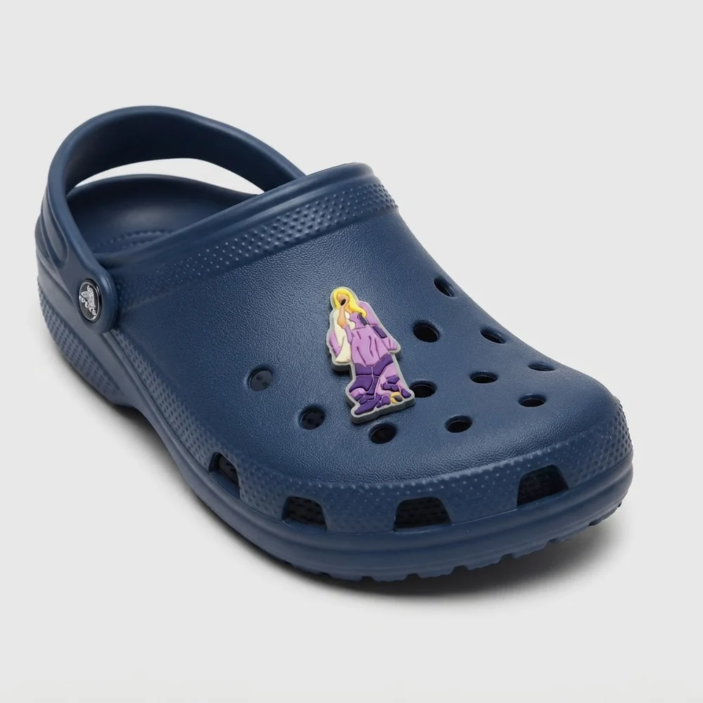 Jibbitz chanteuse robe violette fluo porté sur une Crocs