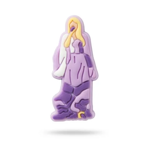 Jibbitz chanteuse version fluo en longue robe violette, micro près du visage