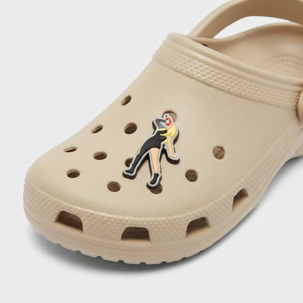Charm chanteuse combinaison noire clipsé sur une Crocs