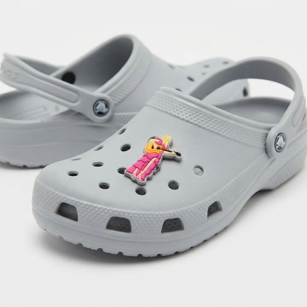 Charm chanteuse guitare robe rose fluo clipsé sur une Crocs