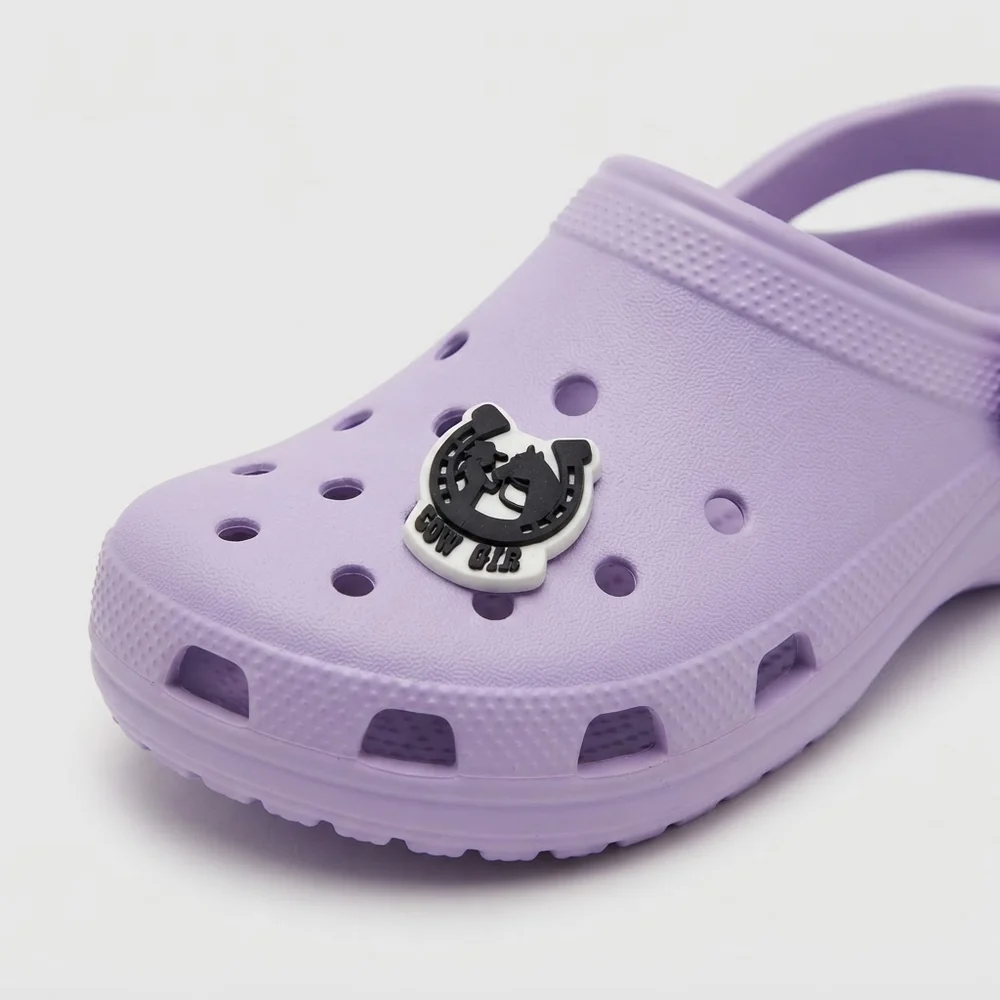 Jibbitz cowgirl fer à cheval clipsé sur une Crocs