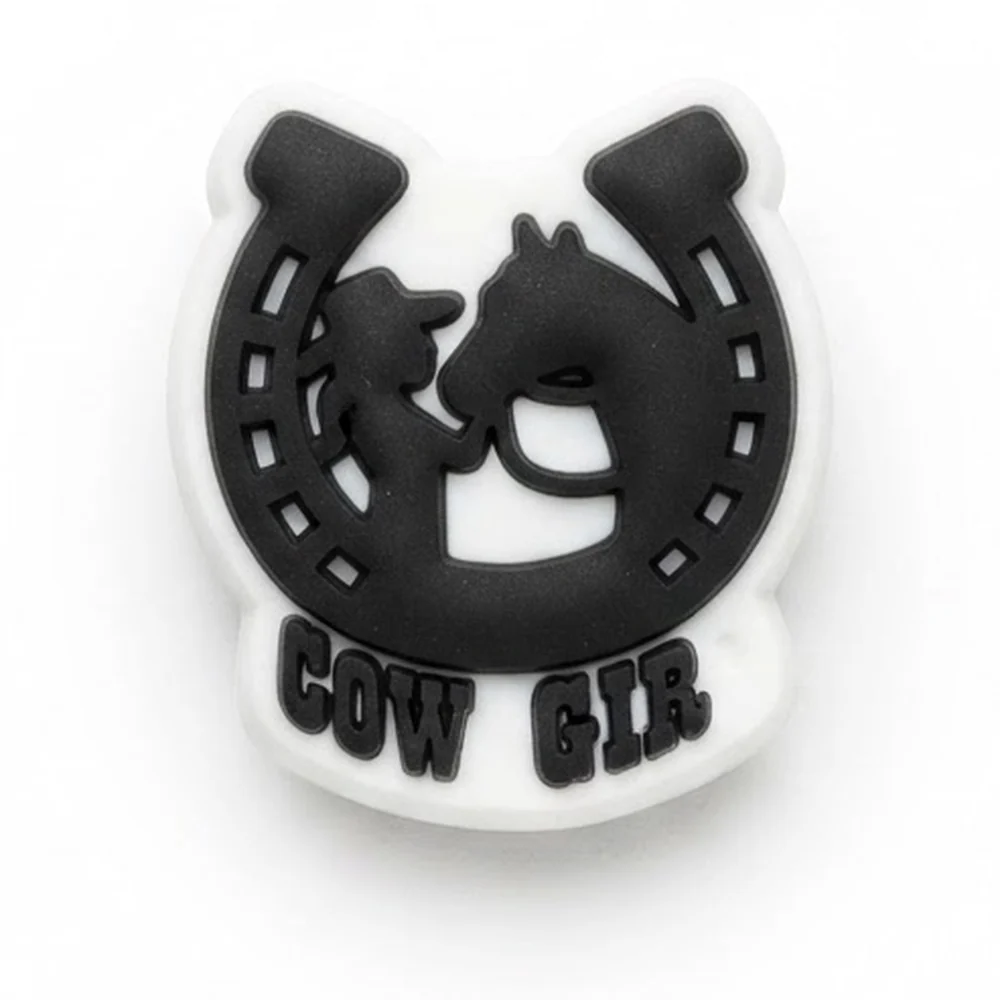 Jibbitz fer à cheval noir avec cavalière et cheval face à face, inscription COW GIRL